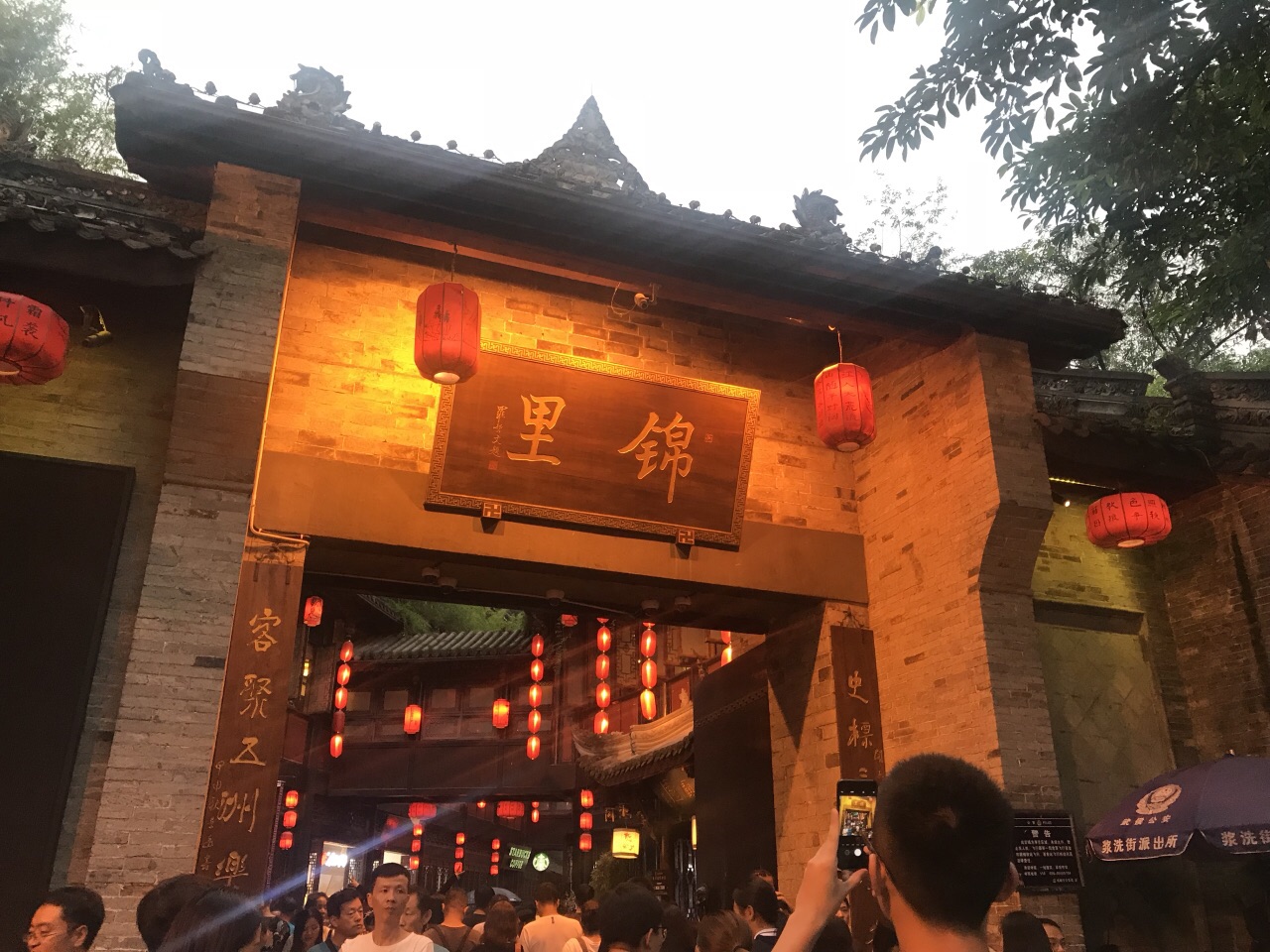 宽窄巷子戏院多,走2条巷子,小吃多但不怎么和胃口的(例如猪头肉猪头
