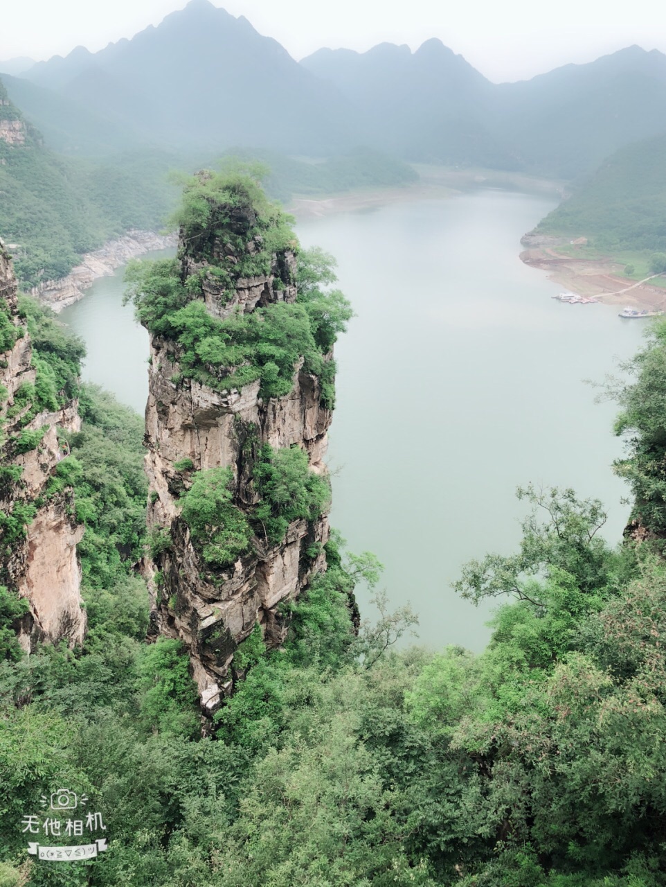 风景不错,环山抱水别有风趣,游艇在湖面上速度飞快非常凉爽,山不算高