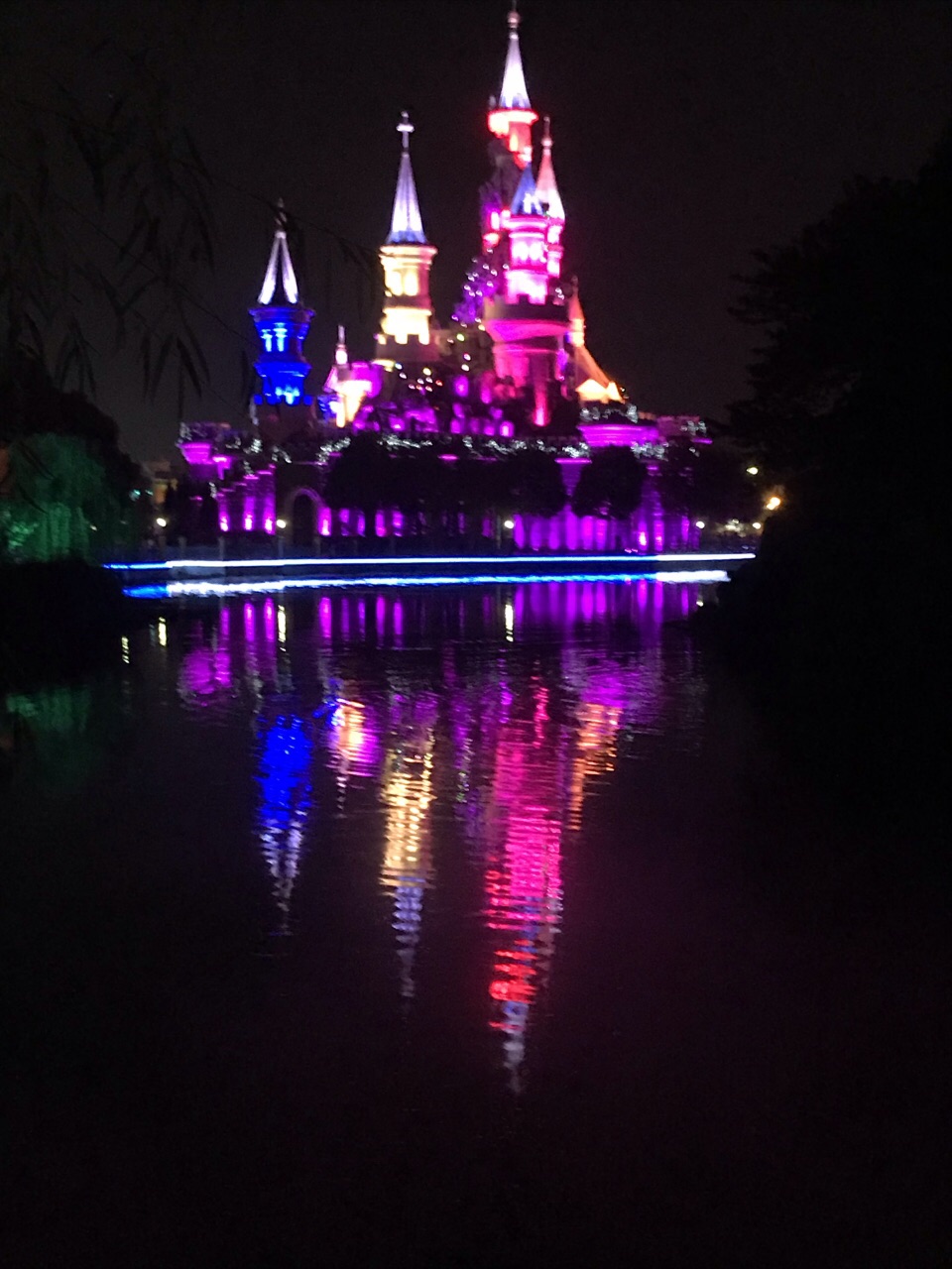 不排队的项目都不太好玩,最好下方特app,及时关注,夜景灯光不错 2018