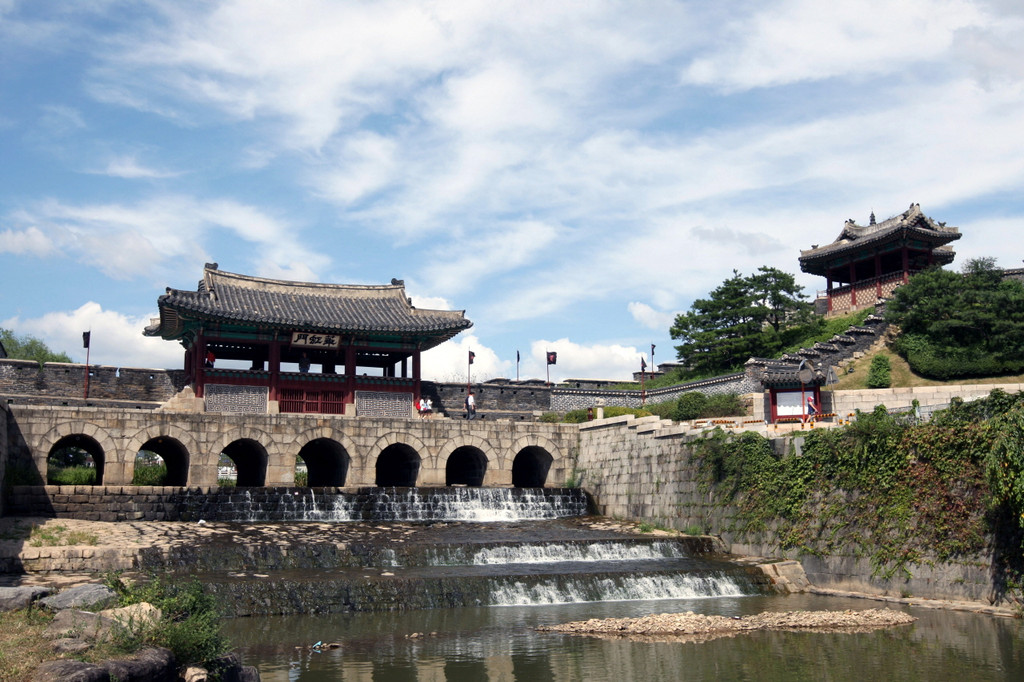 旧城郭和现代的光亮造成的梦幻的风景,韩国京畿道水原