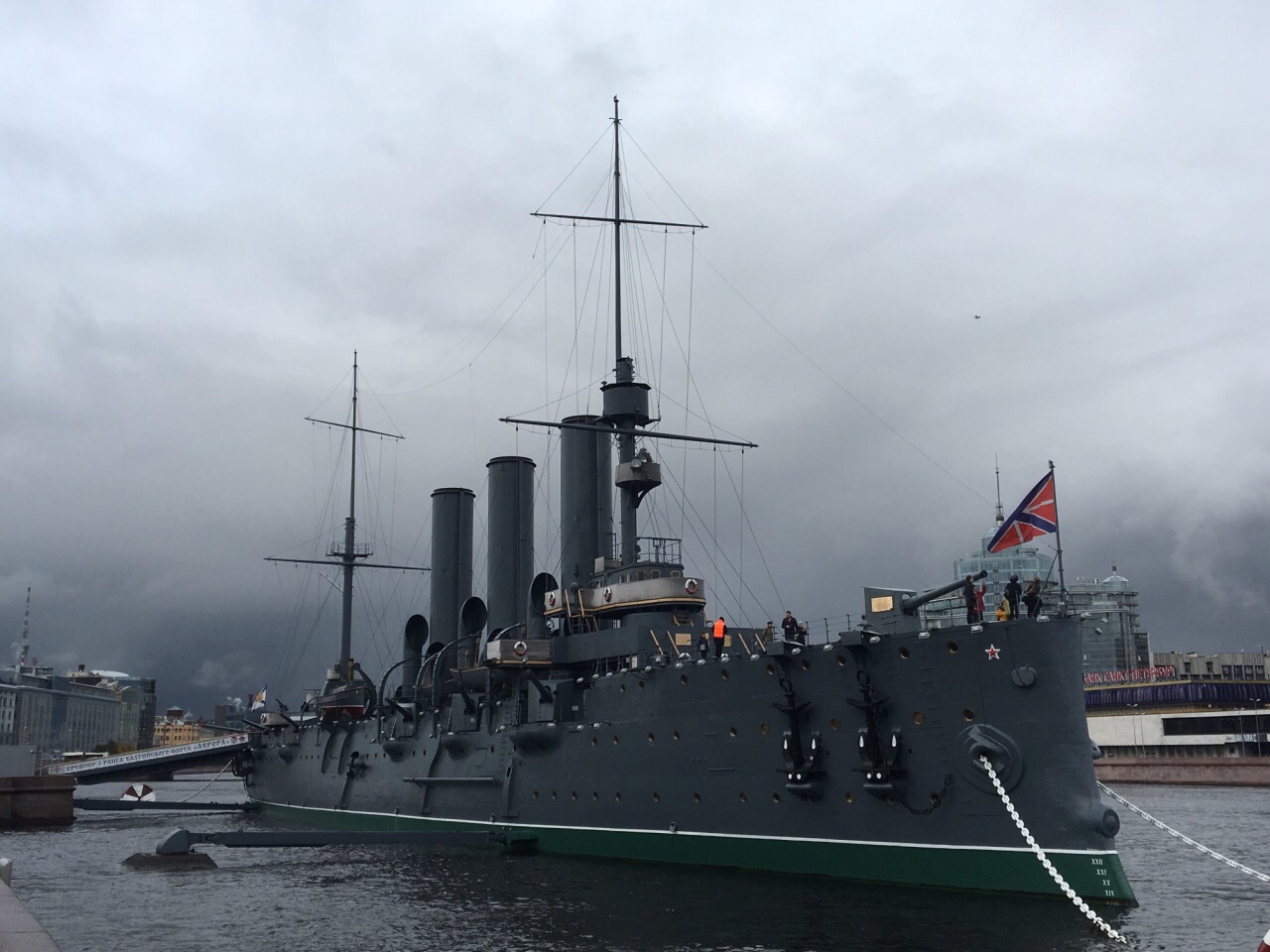 阿芙乐尔号巡洋舰炮轰临时政府所在地冬宫,宣告了十月革命的开始