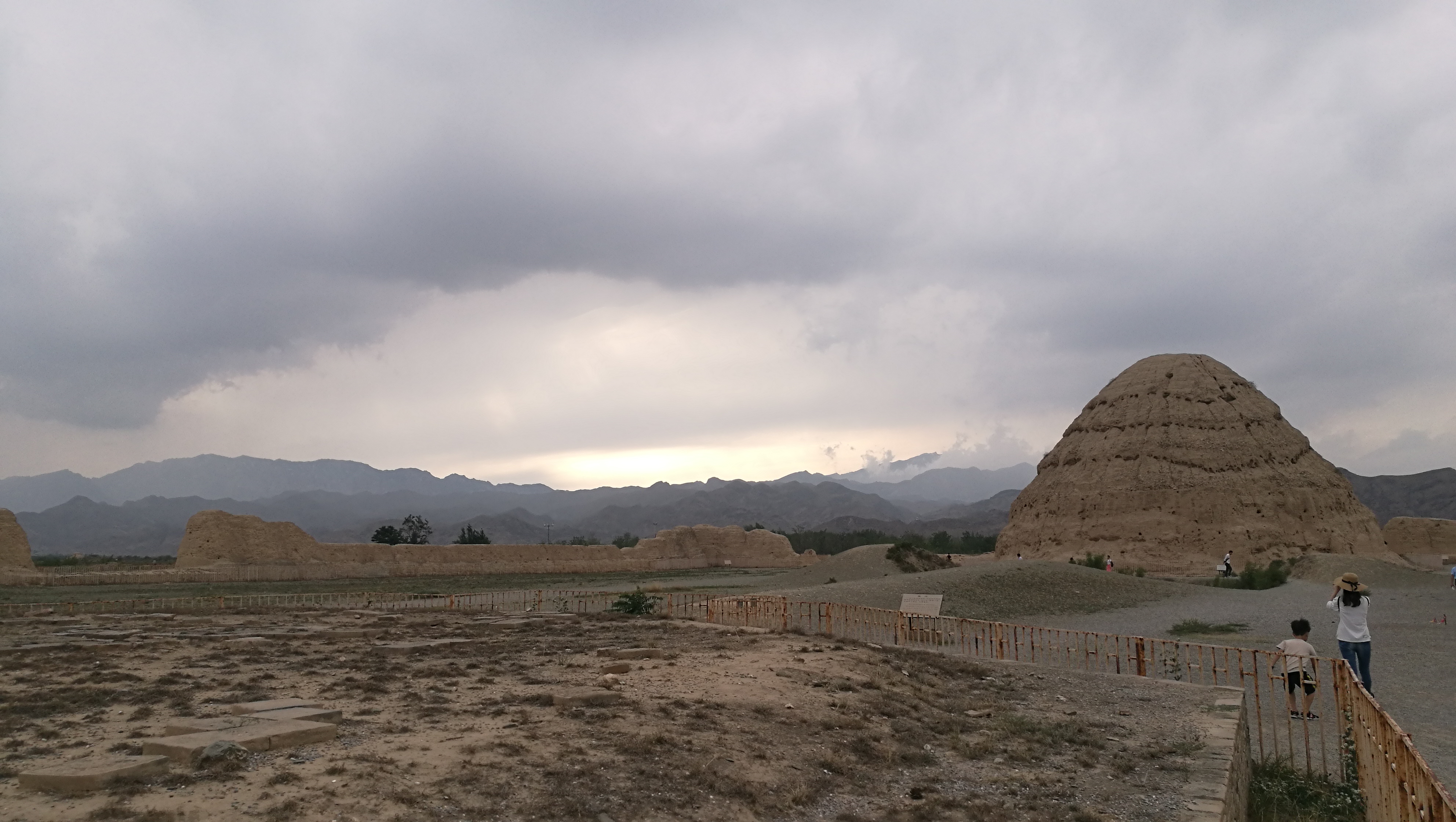 西夏王陵又称西夏帝陵,西夏皇陵,是西夏历代帝王陵以及皇家陵墓.