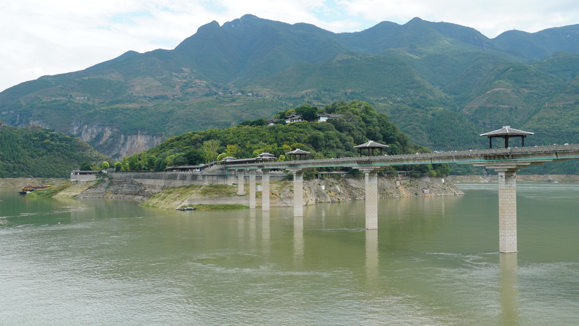 白帝城位于重庆奉节县瞿塘峡口的长江北岸,奉节东白帝山上,三峡的