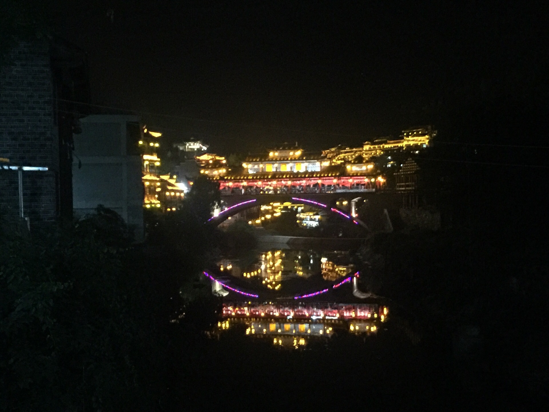 芙蓉镇位于湘西土家族苗族自治州,夜景非常的漂亮!