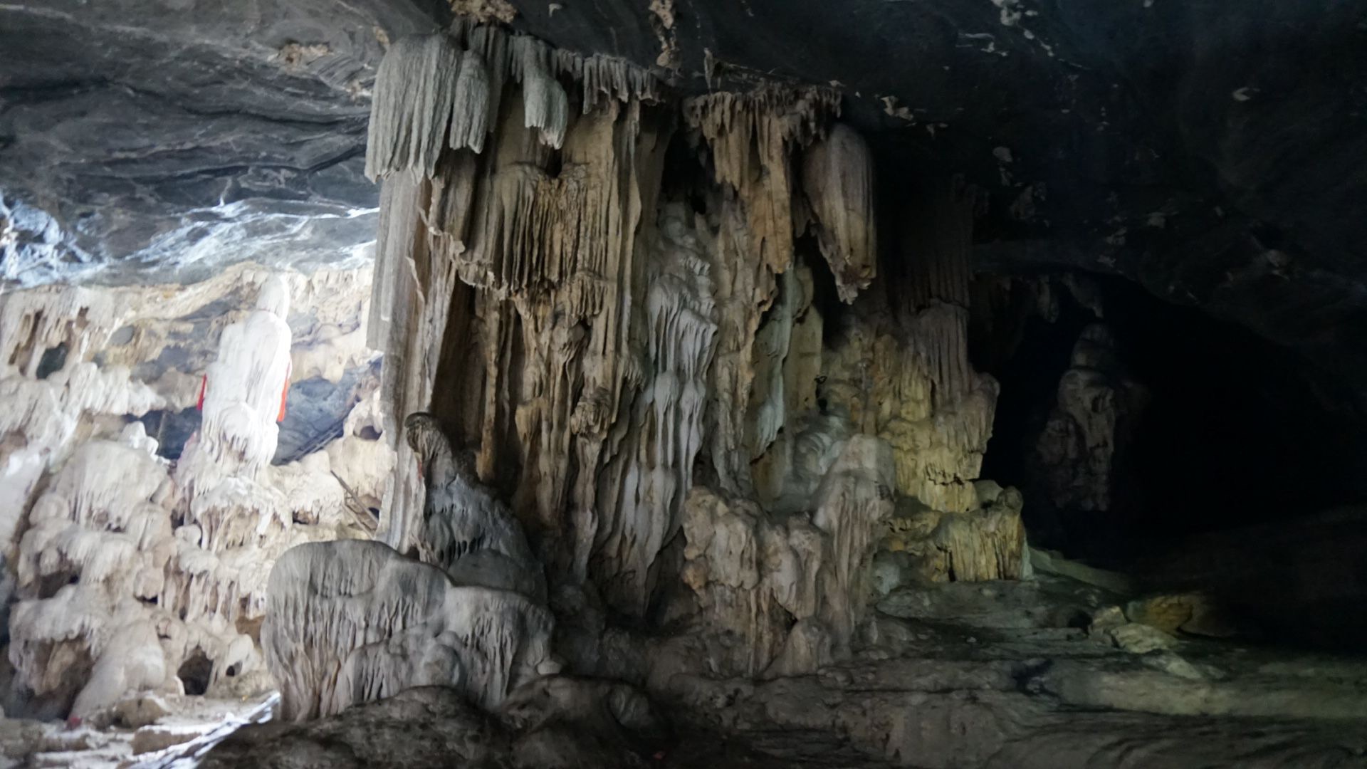 皇帝洞地处昌化江支流南浇河与洪水河交汇处南岸洞穴由西向东延伸洞口