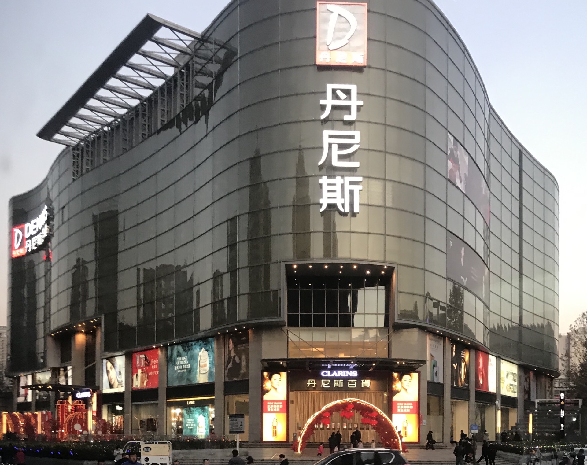 2022丹尼斯百货(人民路店)购物,商场很大,三栋楼相连,一号.