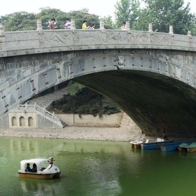 赵州桥名称是以所在地命名的.
