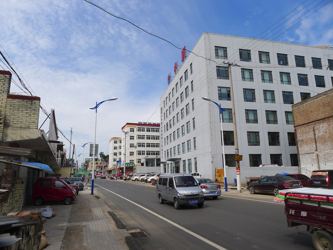 小小的临县县城,感觉建在山上. 下午6:30安全回到家