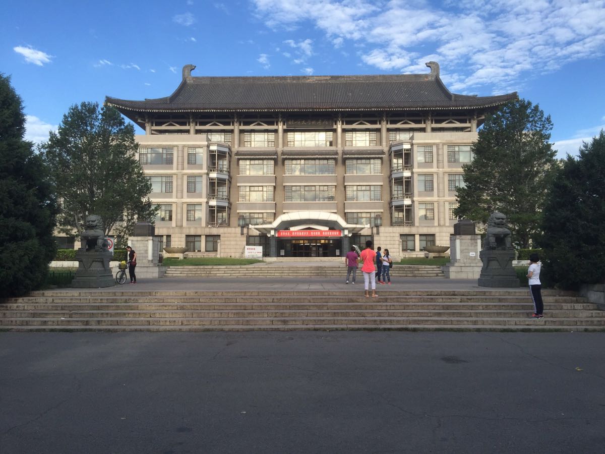 北京大学是全国最好的高校之一,校园内有较多仿古建筑,校园环境优美