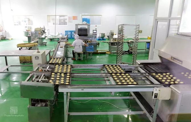 长发食品的自动化生产线.