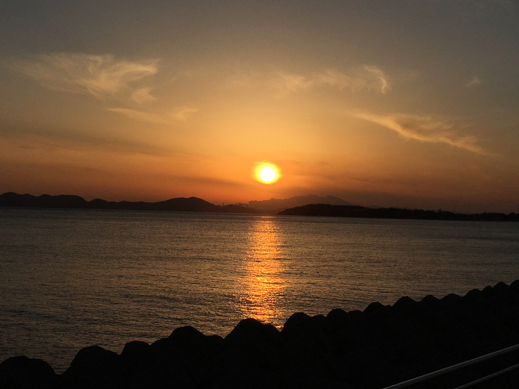 夕阳余晖下金灿灿的大海