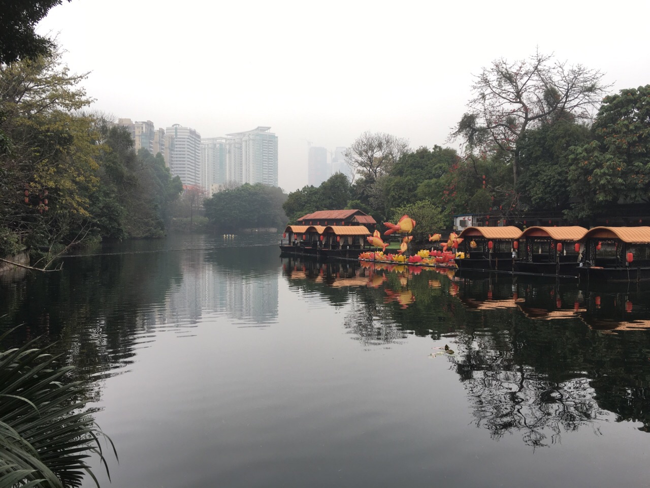 唐荔园酒家位于黄沙大道如意坊,在荔湾湖公园和荔枝湾涌旁边,酒家四