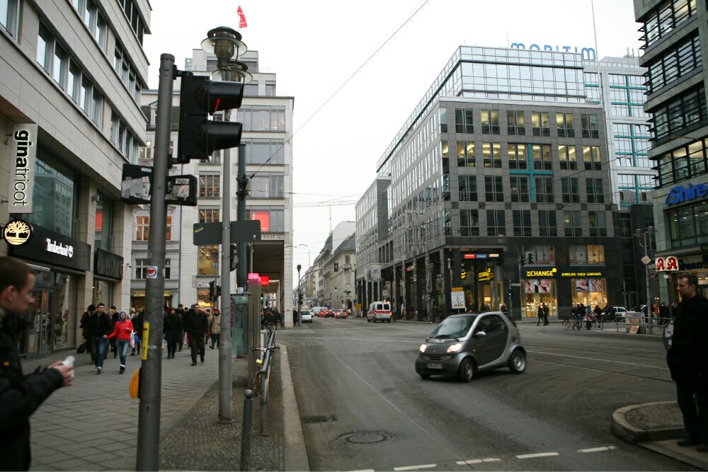 【携程攻略】柏林弗里德里希大街购物,相比于柏林的选