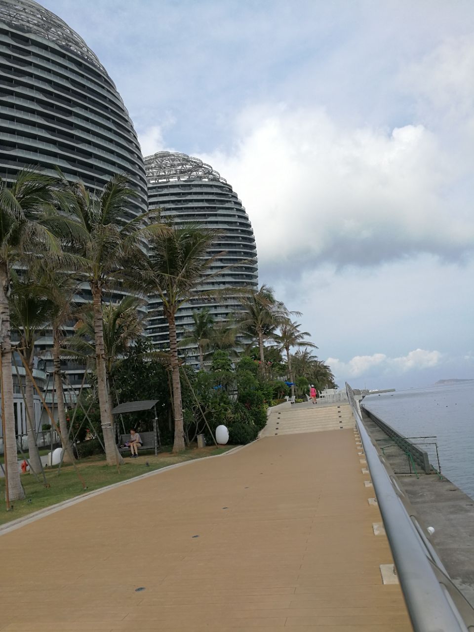 如果住在凤凰岛度假酒店海景房,无论白天还是晚上,俯视三亚湾,景色太