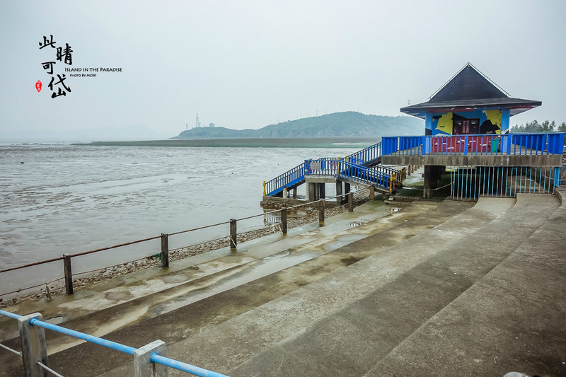 【爱琴海度假村】位于秀山乡三礁沙滩傍边,共有145幢单体住宅,是国内