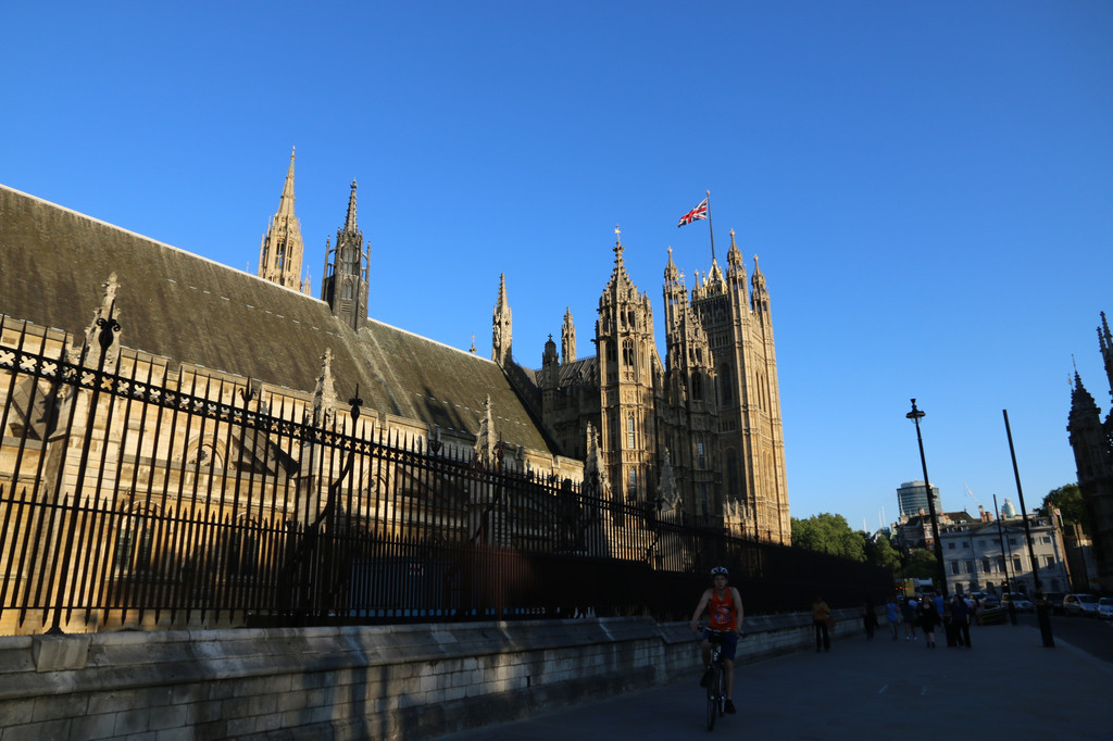 议会大厦和伦敦眼分别位于威斯敏斯特大桥的两岸