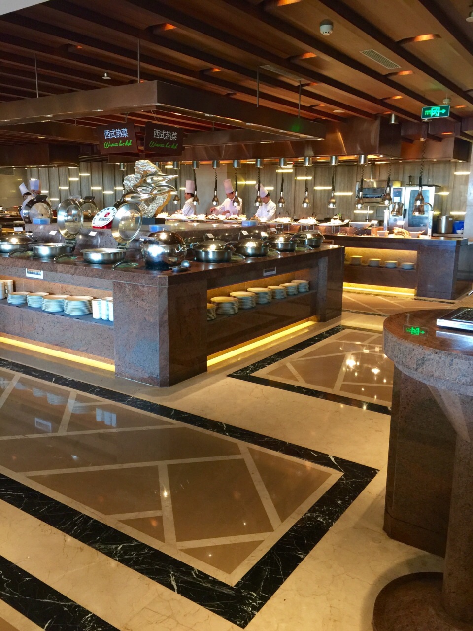 海景花园大酒店西餐厅～时一家欧陆庭院式建筑风格的五星级酒店,位于