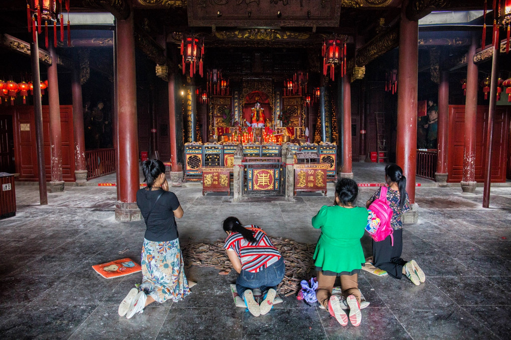 高考在即,家长纷纷凌晨爬葛仙山烧香祈福