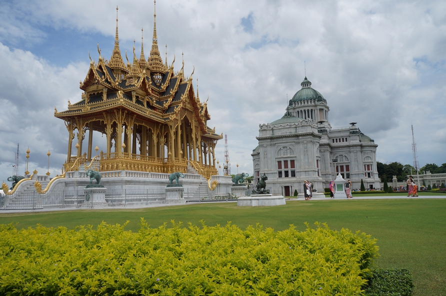 旧国会大厦景点,外观是西方文艺复兴式样的建筑 旁边有一个泰国寺庙