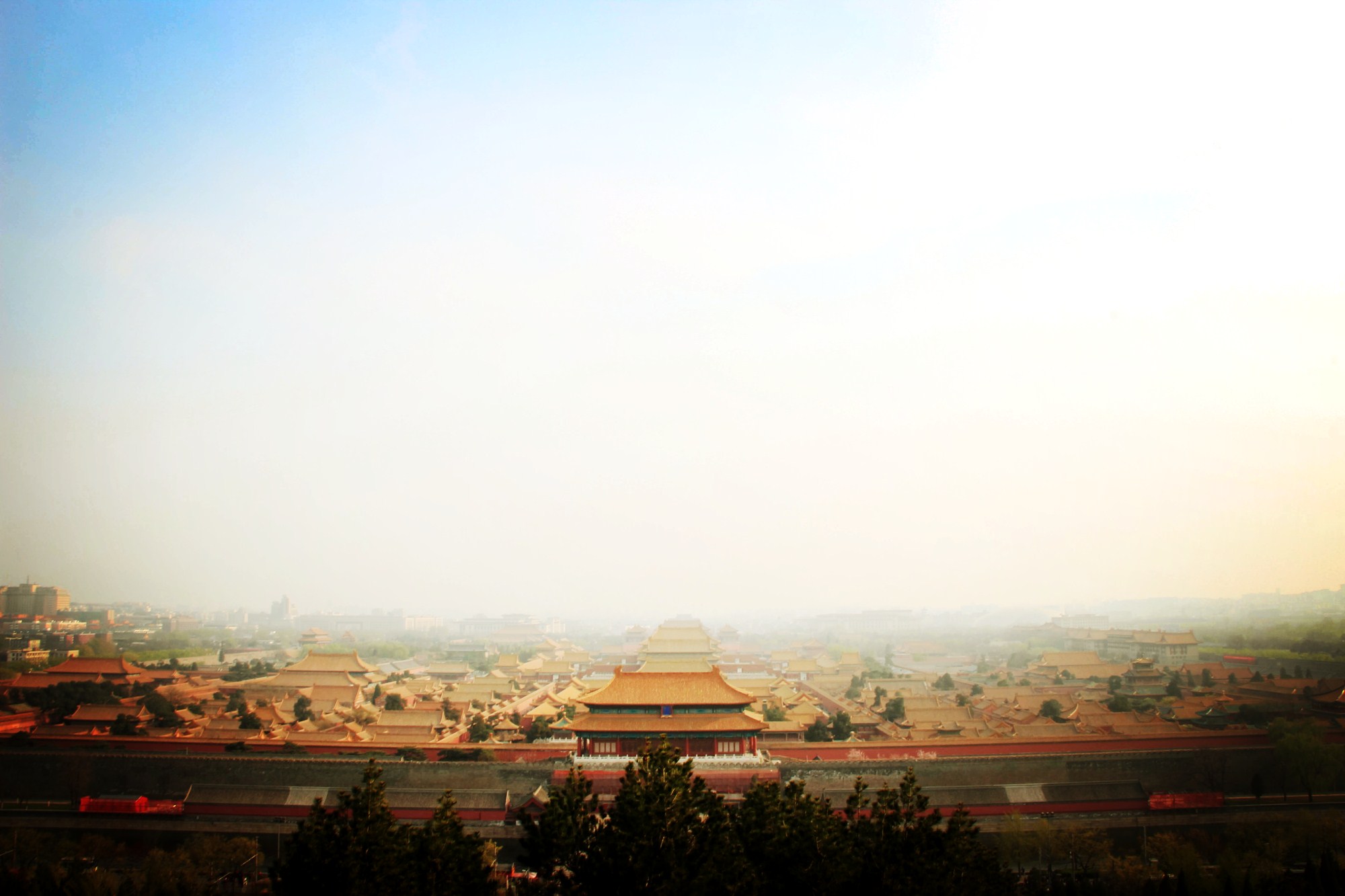 出故宫北门隔街而望急是景山公园,其坐落在明清北京城的中轴线上,西