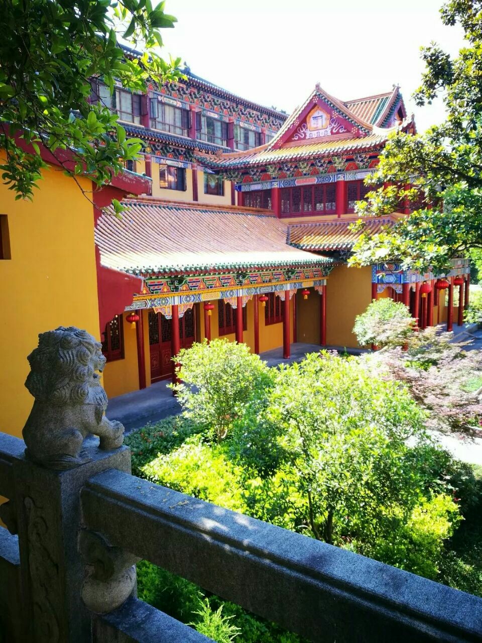 禅源寺,位于浙江省临安市西天目山南麓昭明,旭日两峰之下,掩映在青山