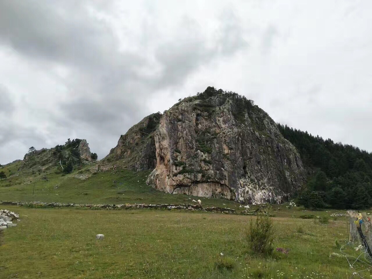 这二郎寺守护着扎嘎神山,位于理塘县毛垭奔戈乡境内,海拔 4135 米