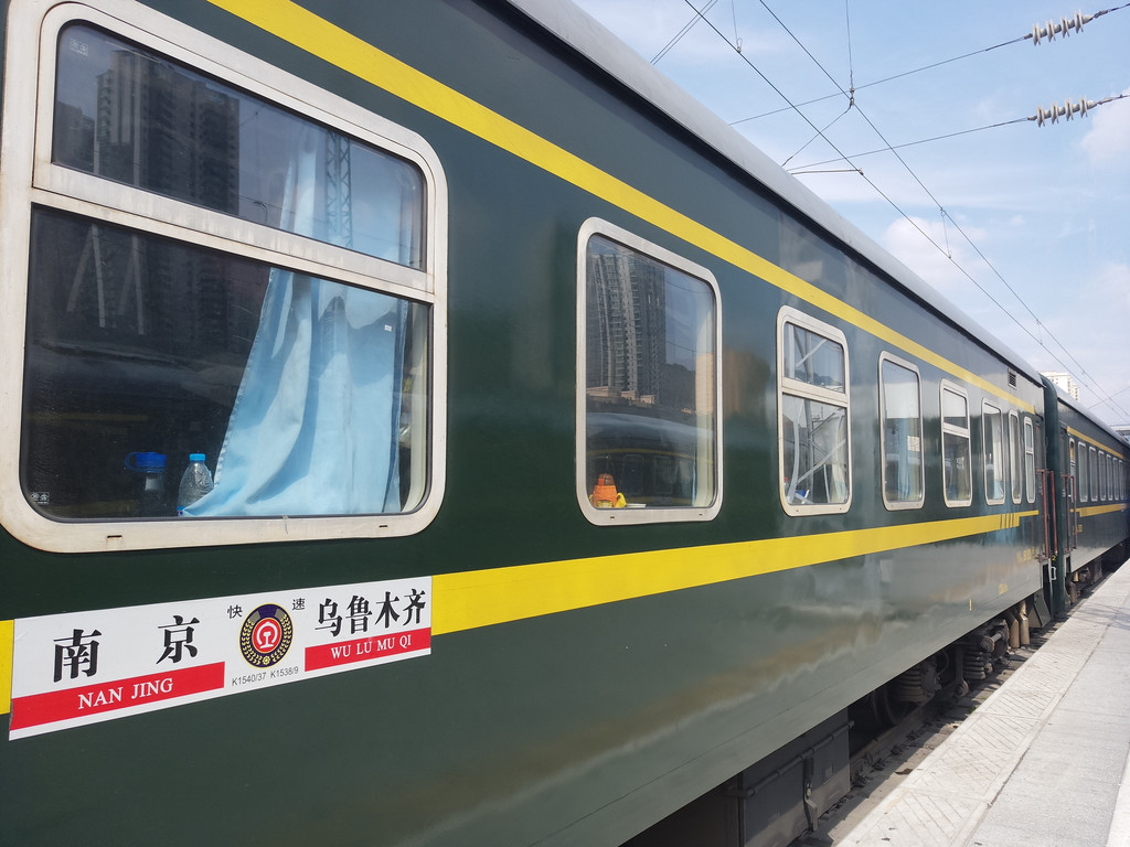 新疆和若铁路通车运营 打通世界首条沙漠铁路环线的最后一公里 - 中国日报网