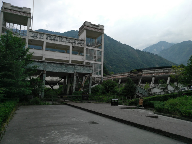 四川汶川特大地震漩口中学遗址:倒塌的宿舍楼