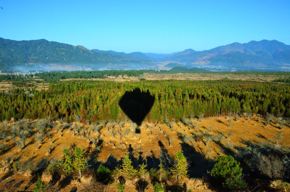 热气球体验在火山地质公园里是观看火山口的最佳方式热气球颜色鲜艳