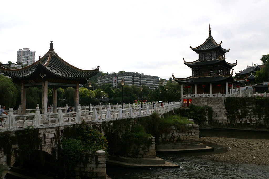 甲秀楼景区主要分为三大部分:第一部分浮玉桥;第二部分甲秀楼主体建筑