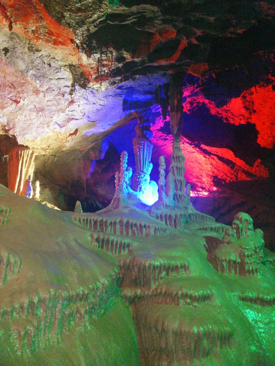 野三坡鱼谷洞与其他的自然溶洞景观相比有很大的特点,洞内的钟乳石