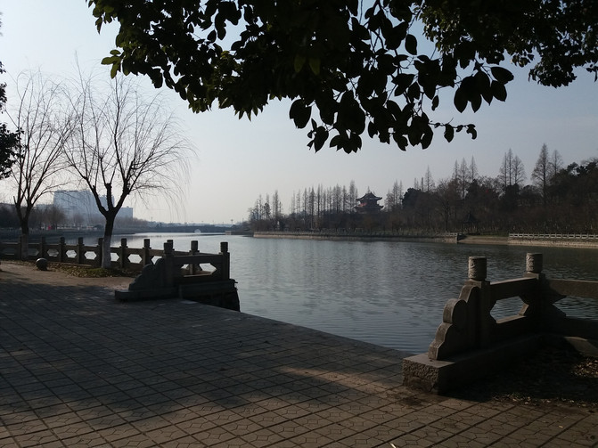 荆州古城东门,隔护城河清晰可见了.