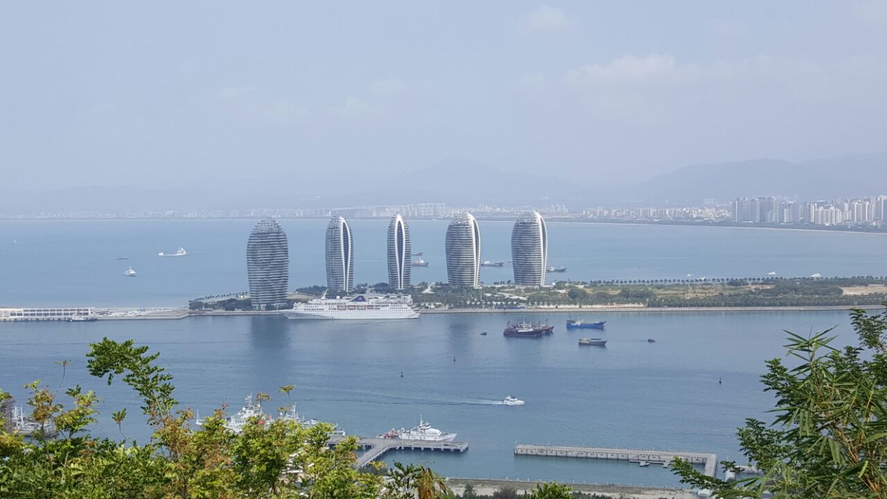 不大,但能俯瞰三亚全景,如果想待的时间长就不用坐电瓶车.