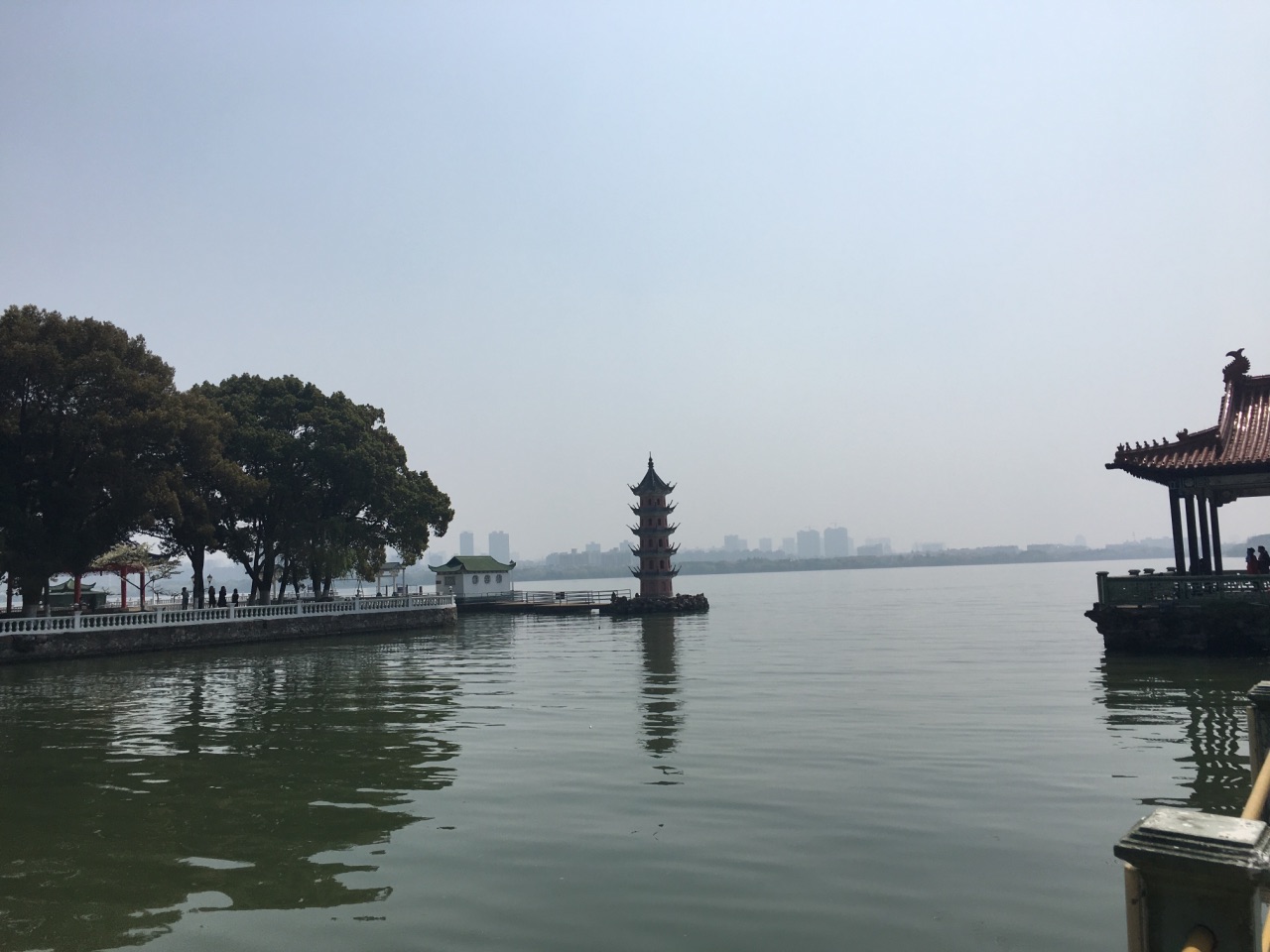 首推蠡园沿水边的长堤,一棵柳树一棵桃树红绿间隔,在春风的吹拂下别有
