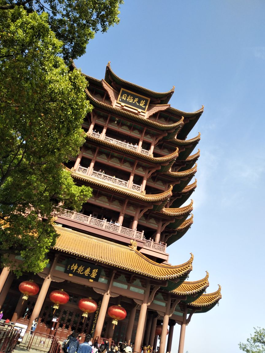 公园特别大,超美,黄鹤楼更是古韵优美,非常值得一去.