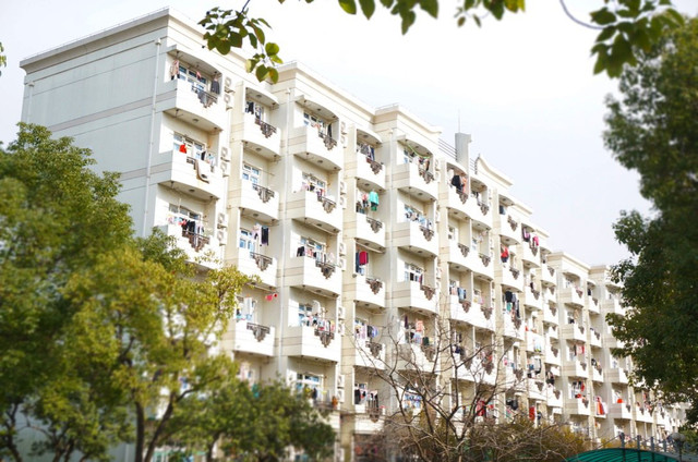 东方明珠广播电视塔 东方明珠地址:上海市浦东区世纪大道1号.