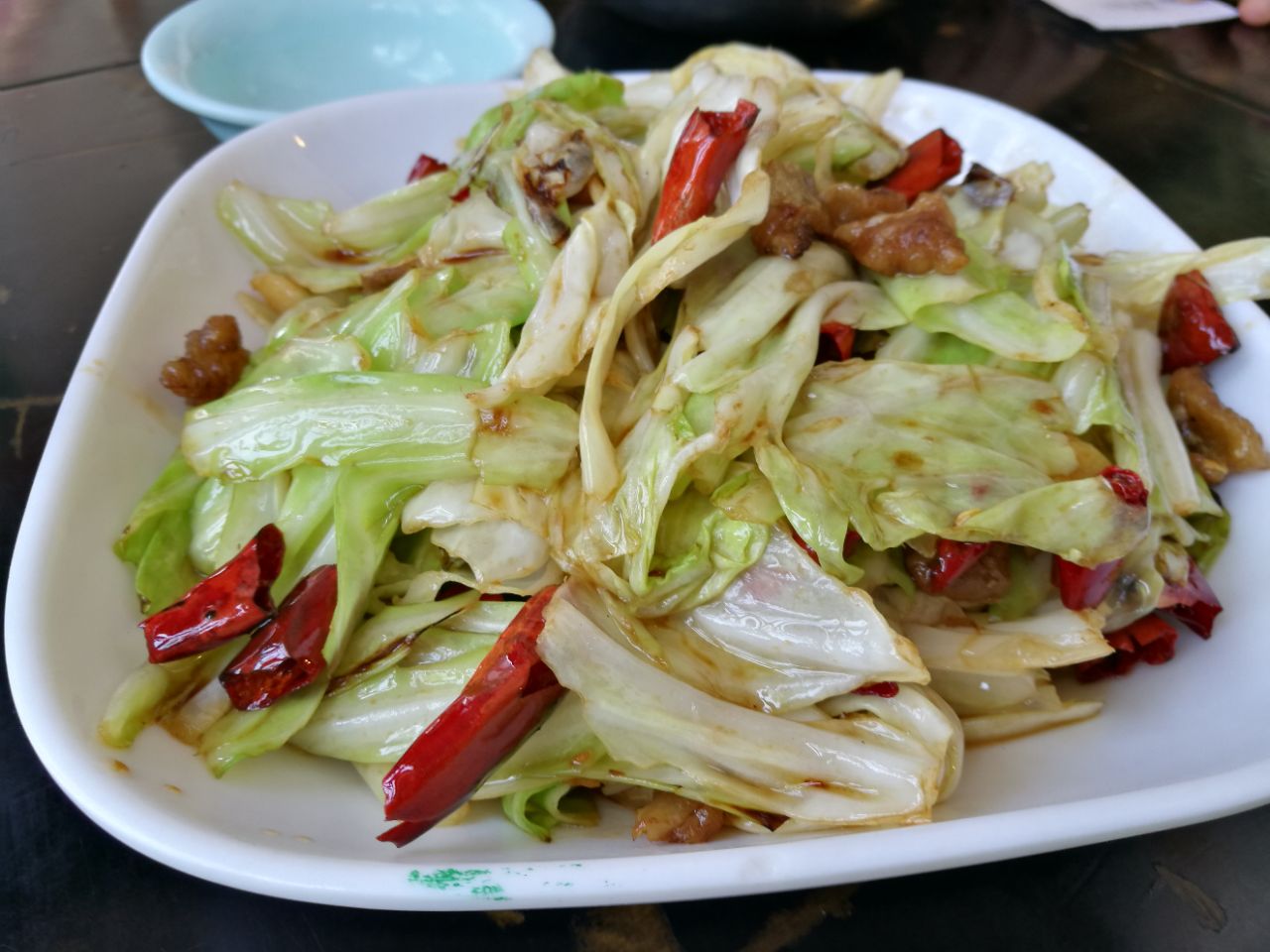 然后点了一个排骨,一个油渣莲白.等了10多分钟
