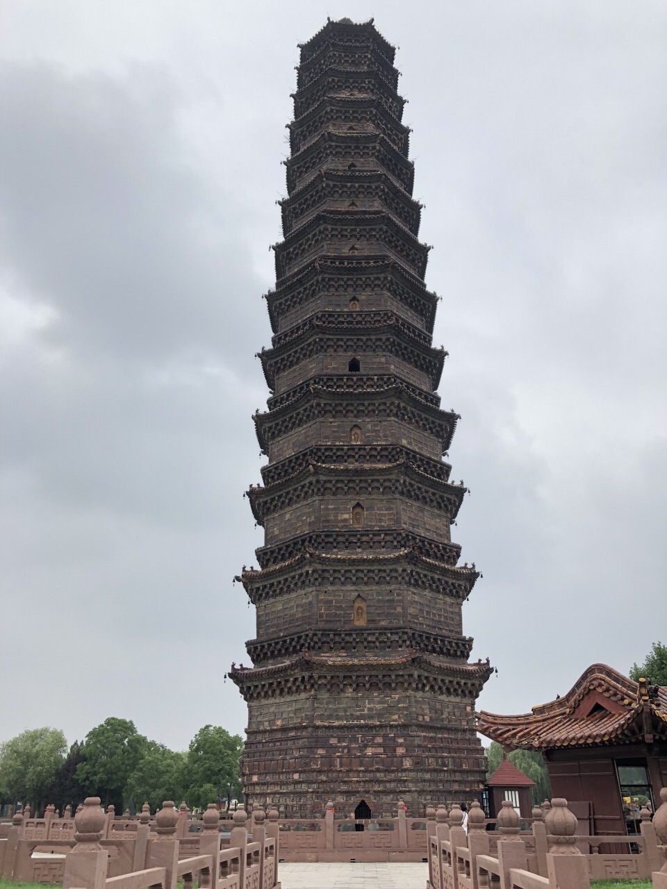 铁塔公司风景优美荷花开的满池漂亮,铁塔本身就是开封的标志性景点