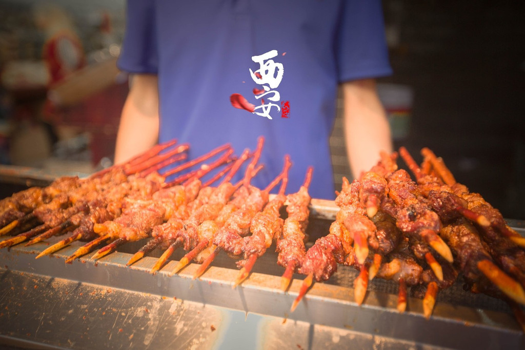 看起来非常诱人的红木柳烤羊肉串,在回民街也是超高人气的美食之一.