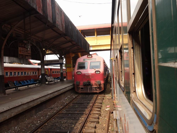 斯里兰卡的火车车厢分为红皮,蓝皮和绿皮,不知有什么讲头?