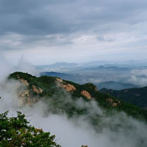 这次凤城凤凰山游玩,赶上好天气了,云里雾里,景色棒极了.