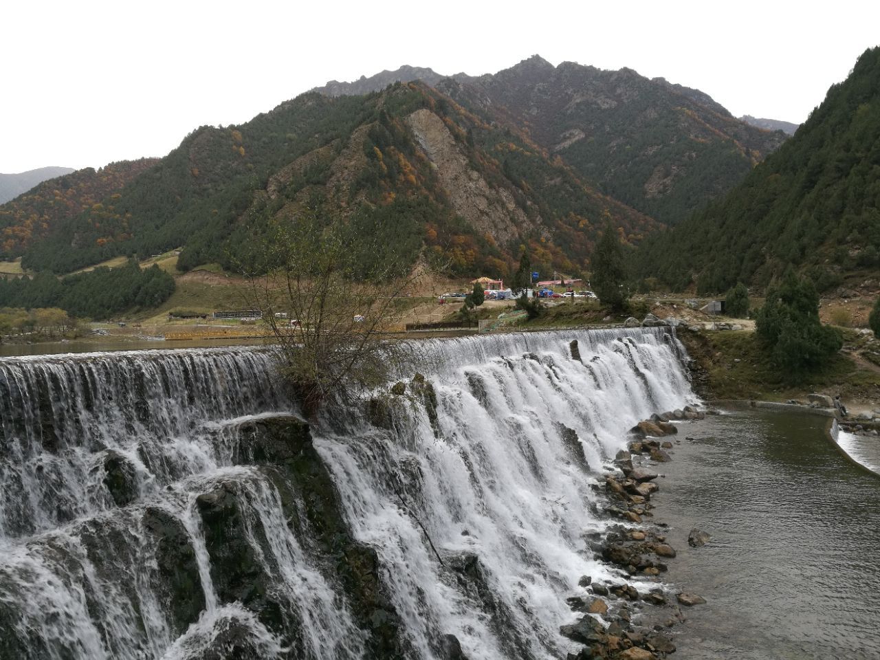 北山国家森林公园位于青海省互助土族自治县东北部,海拔2100—4308米