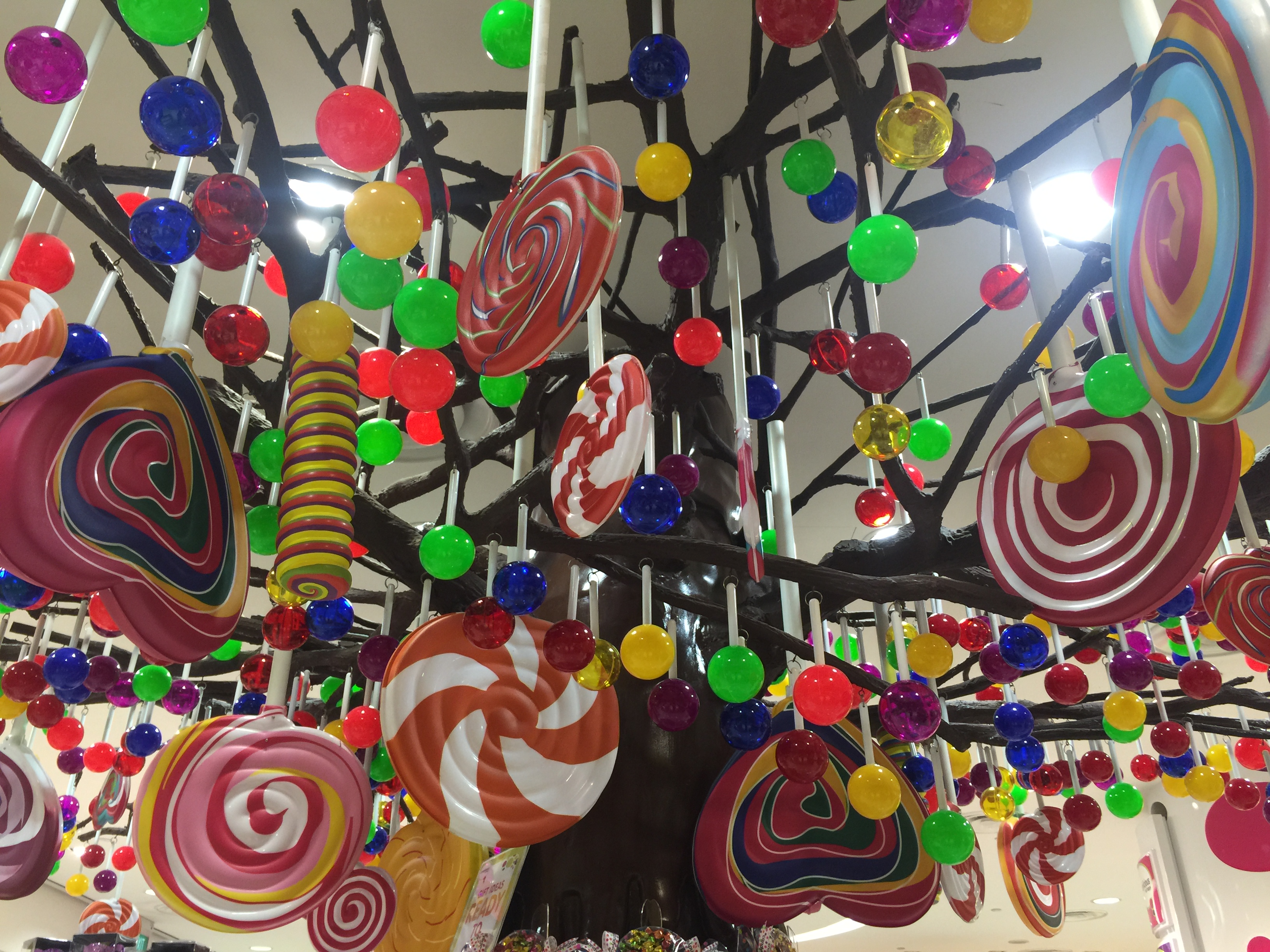 店内挂满了各色糖果的大型装饰物,还有mm造型可以合影拍照.