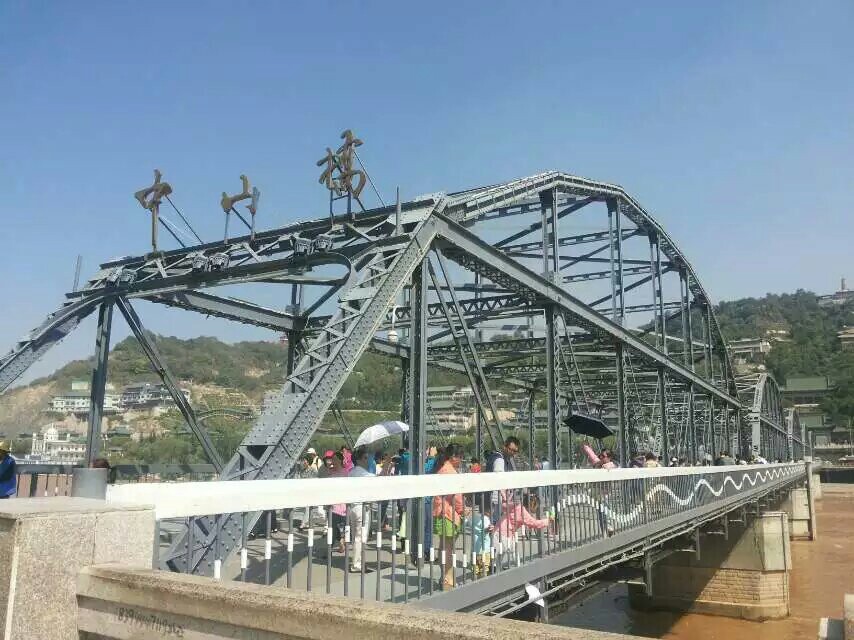 中山桥,位于甘肃省兰州市城关区的一座跨黄河铁桥,建于清光绪三十三年(1907年)。初名兰州黄河铁桥,后改称中山桥。全部建桥材料于光绪三十三年(1907年)从德国走海运到天津,再由甘肃洋务总局从天津转运至兰州。建桥的工程师是美国人满宝本和德国人德罗,施工负责人为天津人刘永起。