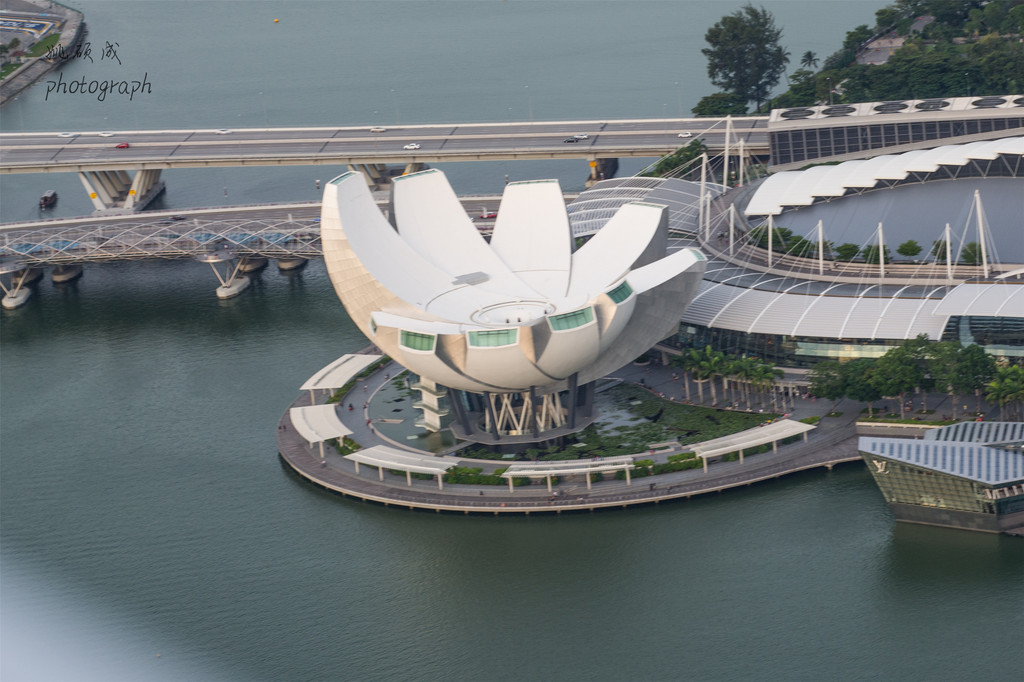 类似于莲花造型的建筑是新加坡金沙艺术科学博物馆,据说大莲花是雨天