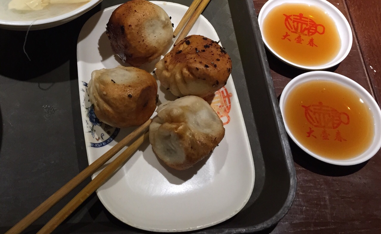 作为上海有名的生煎店之一,大壶春旗舰店的名气很响,于是前往拔草.