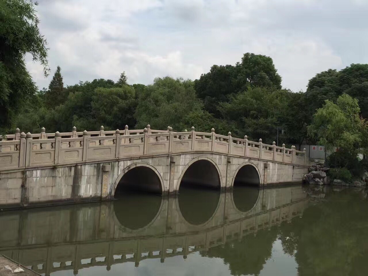 嘉兴放鹤洲公园,小小的空间景色秀丽,关键是清晨游人稀少,我们走在