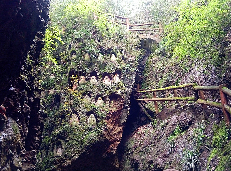 因为自然风景大都在半山下,上山一些落魄的古寨和白云古寺,走路很多
