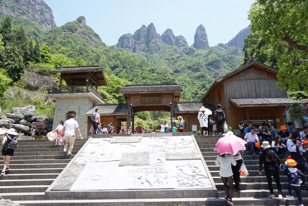 下高速就是神仙居游客中心,购票———坐免费公交车去南门/北门