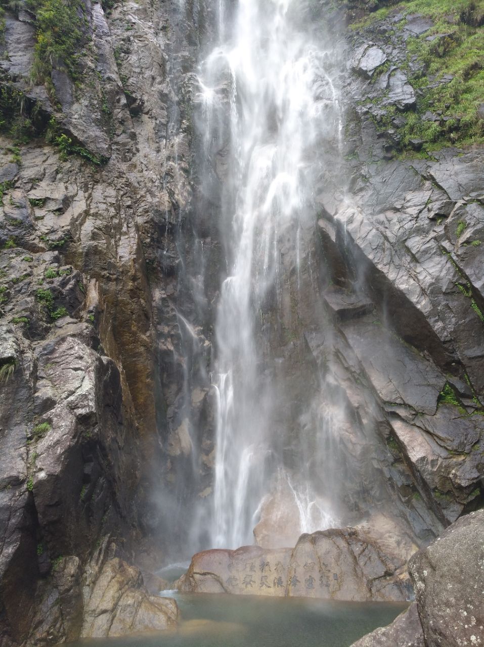 宜春有明月山,青云栈道,月亮湖,各种瀑布